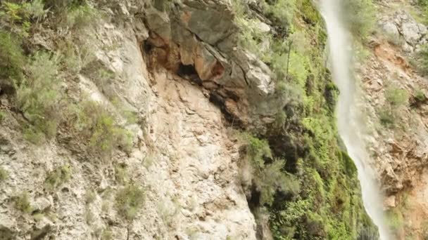 Een Berg Waterval Omgeven Door Rotsachtig Terrein Schaarse Vegetatie — Stockvideo