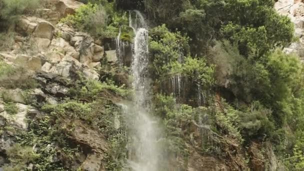 Una Corriente Agua Fluye Salpica Desde Una Roca Cascada Través — Vídeos de Stock