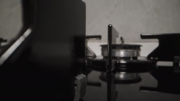浅色厨房台面上有煤气炉的黑色玻璃炉顶 多利滑翔机极端特写 — 图库视频影像