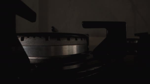 在黑暗中拍摄的特写镜头显示 一个煤气炉在厨房的炉灶上被点燃 — 图库视频影像