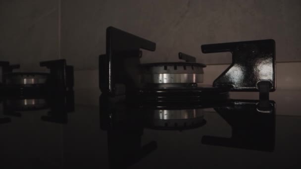 Una Estufa Vidrio Negro Con Quemadores Gas Cocina Dolly Slider — Vídeo de stock