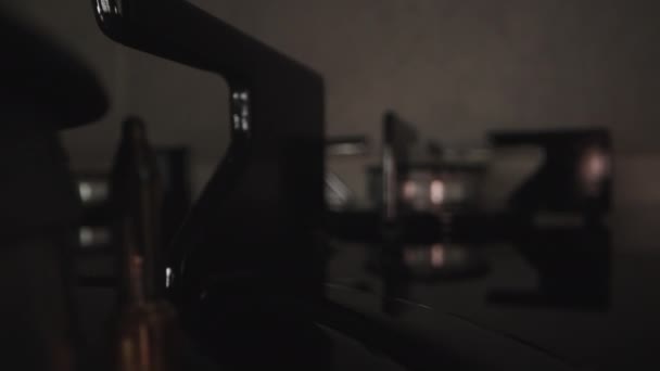 Kamera Mutfaktaki Sobanın Siyah Gaz Ocaklarından Süzülüp Geçiyor Dolly Kaydırıcı — Stok video