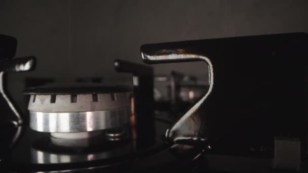 Камера Отодвигается Газовой Горелки Черной Печи Кухне Пока Зажигаю Крупный — стоковое видео