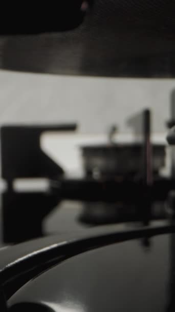 摄像机在放在黑色煤气炉上的油锅下面滑行 多莉滑行极端特写 垂直录像 — 图库视频影像