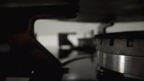 Камера Скользит Сковородкой Установленной Газовой Плите Кухне Крайний Крупный План — стоковое видео