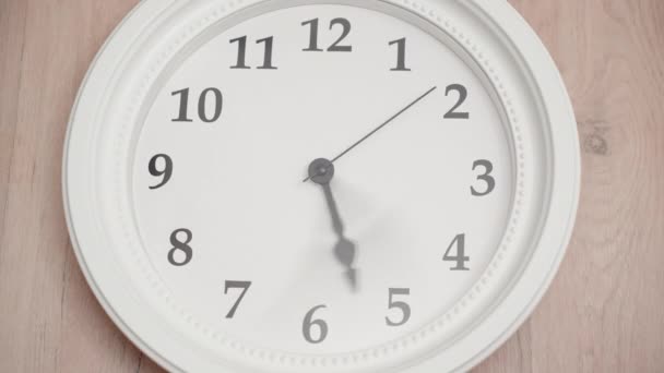 Grandes Relógios Brancos Uma Parede Madeira Eles Estão Movendo Rapidamente — Vídeo de Stock