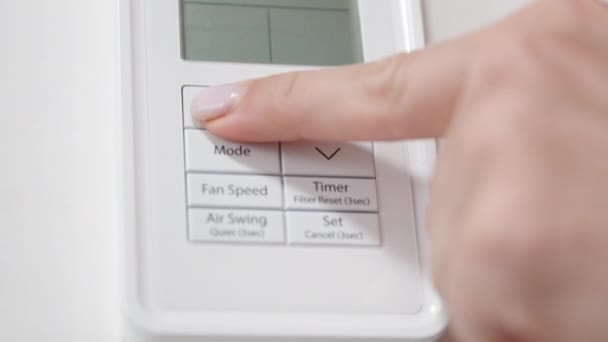 Kameran Fokuserar Luftkonditioneringen Fjärrkontroll Den Vita Väggen Som Kvinnan Slår — Stockvideo