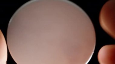 Yukarıdan aşağıya bakınca kapağı söktüğümü görüyorum ve kamera ketçap kavanozuna iniyor..