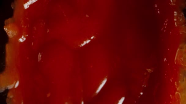 Fles Ketchup Draait Een Zwarte Achtergrond Terwijl Camera Eruit Vliegt — Stockvideo