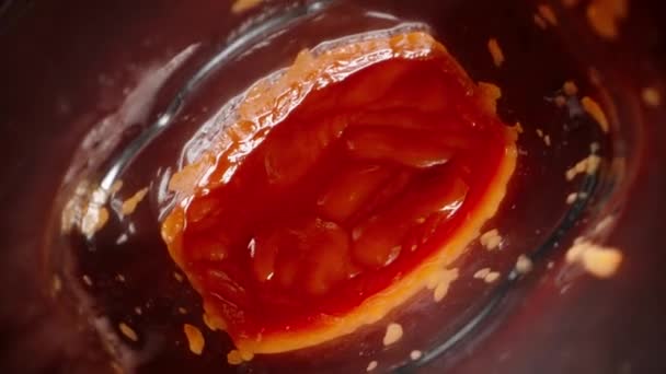 Fotocamera Mantiene Concentrazione Sul Ketchup Mentre Vola Fuori Dalla Bottiglia — Video Stock