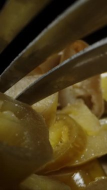 Dilimlenmiş yeşil Jalapeno biberlerinin üzerinde bir çatal duruyor. Kamera onun altında süzülüyor. Dolly Slider aşırı yakın çekim. Dikey video.