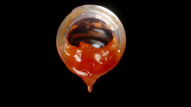 Sticlă Din Care Ketchup Picură Aproape Izolat Fundal Negru — Videoclip de stoc