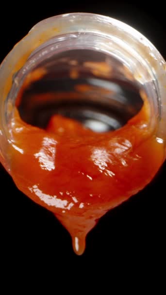 Sebuah Botol Dari Mana Saus Tomat Menetes Close Terisolasi Latar — Stok Video