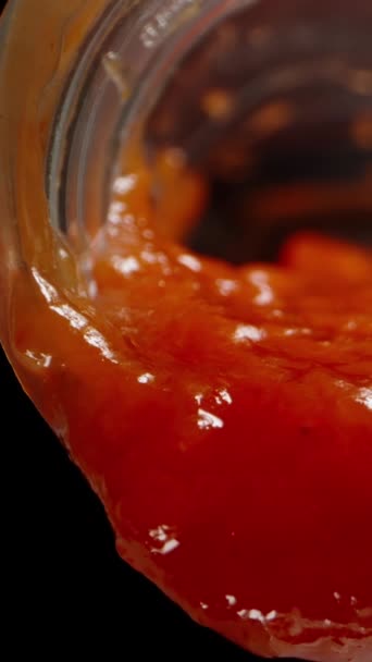 Flacon Ketchup Dégouline Lentement Sur Fond Noir Avec Macro Zoom — Video