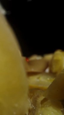 Kesilmiş Jalapeno biberlerini kamera geriye doğru hareket ederken bir çatala yapıştırıyorum. Dolly Slider aşırı yakın çekim. Dikey video.