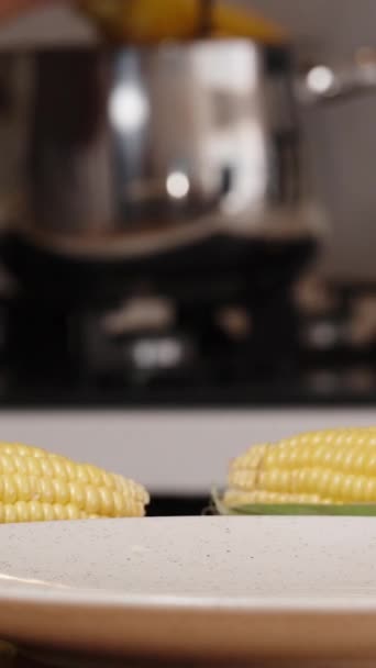 Verticale Video Een Vrouw Achtergrond Neemt Een Hete Gekookte Maïs — Stockvideo