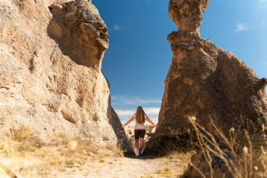 Genç bir kadın olarak iki kaya arasında dar bir geçit var. Dağ keşfi ve macera.