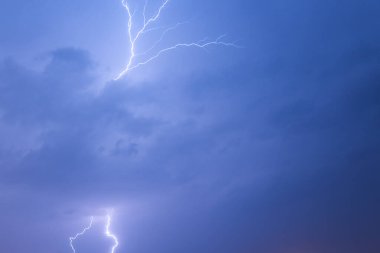 Siyah ve mavi gökyüzünden yıldırım. Fırtına bulutları.