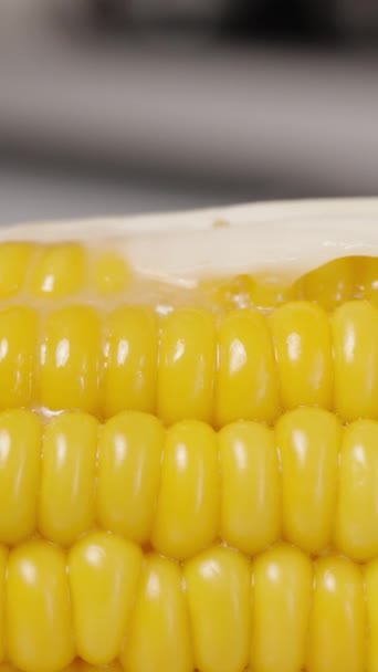 Вертикальное Видео Кусок Масла Тает Раскаленном Початке Кукурузы Выстрел Крупным — стоковое видео