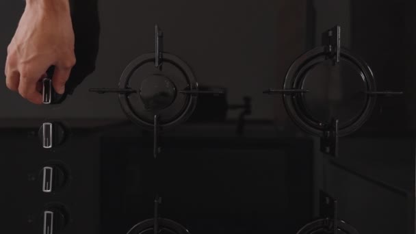 Una Estufa Gas Vidrio Negro Con Cuatro Quemadores Giro Perilla — Vídeo de stock