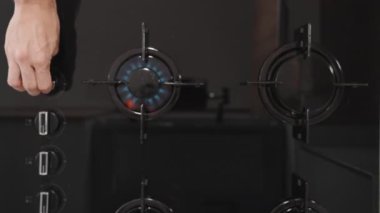 Gaz sobasını yakıyorum ve kaynatmak için üzerine su dolu bir kap yerleştiriyorum..