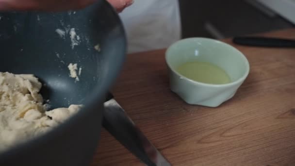一个女人把蛋黄从蛋壳里倒入一碗面团 慢动作 — 图库视频影像