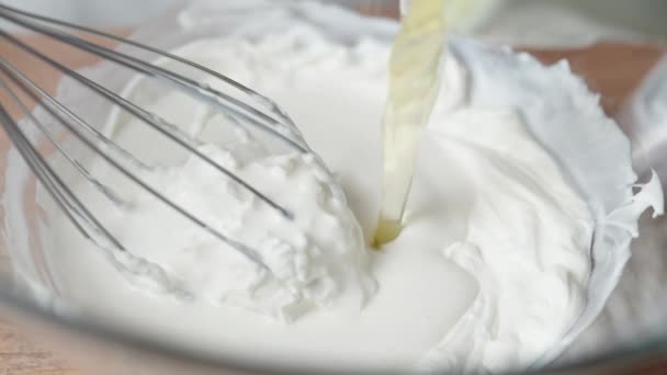 鸡蛋白色倒入奶酪和奶油混合物中 动作缓慢 — 图库视频影像