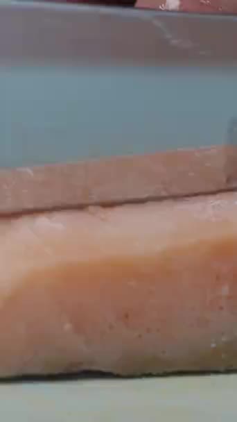 Vertikales Video Eine Frau Schneidet Ein Lachssteak Streifen Nahaufnahme — Stockvideo
