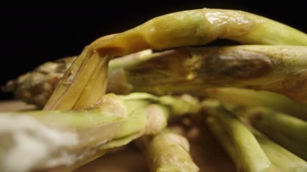 腐ったアスパラガスの茎をテーブルの上に突き刺した ドリースライダー極端なクローズアップ — ストック動画