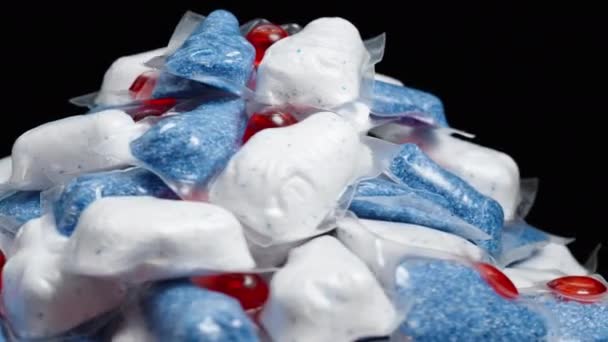 Hromada Rozpustných Balíčků Myčky Nádobí Obsahující Bílý Modrý Prášek Otočení — Stock video