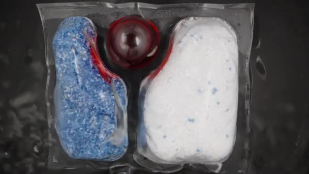 Paquete Soluble Cápsulas Lavavajillas Con Polvo Rojo Azul Interior Gel — Vídeo de stock