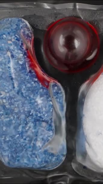 Vídeo Vertical Paquete Soluble Cápsulas Lavavajillas Con Polvo Rojo Azul — Vídeo de stock
