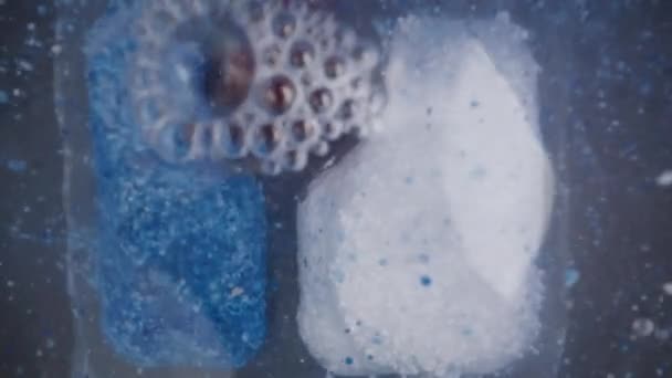 Розчинний Пакет Посудомийної Машини Червоним Синім Порошком Всередині Розчиняється Під — стокове відео
