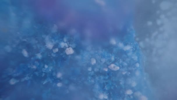 水で溶解する物質の溶解または青い粉の概念 マクロのスライド — ストック動画
