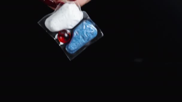 Женская Рука Держит Растворимый Пакет Сине Белым Порошком Посудомоечной Машины — стоковое видео