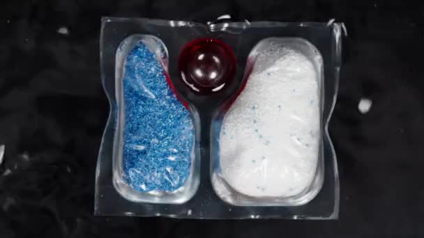 Растворимый Пакет Синим Белым Порошком Посудомоечной Машины Красным Гелем Заливаемым — стоковое видео