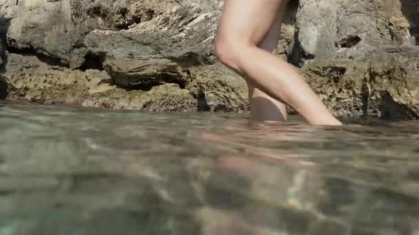 Kaki Seorang Wanita Sampai Pergelangan Kaki Berdiri Laut Atas Batu — Stok Video