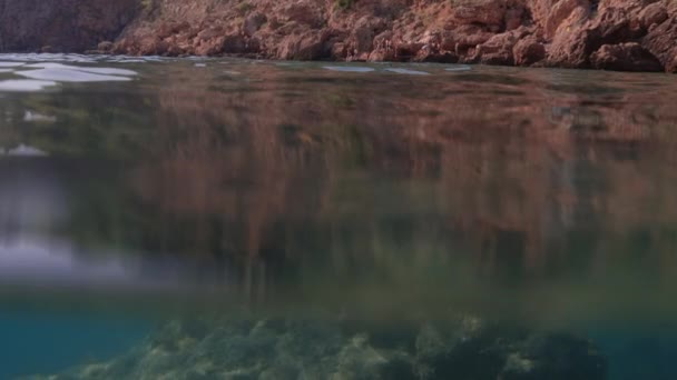 องสล บไปมาพร อมก บคล นของทะเลส าเง บภาพหน าผาและโลกใต สดใสในระหว — วีดีโอสต็อก