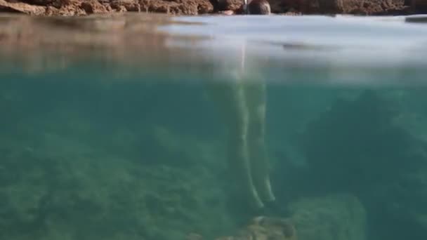 Een Vrouw Met Een Masker Onder Water Houdt Nauwelijks Haar — Stockvideo
