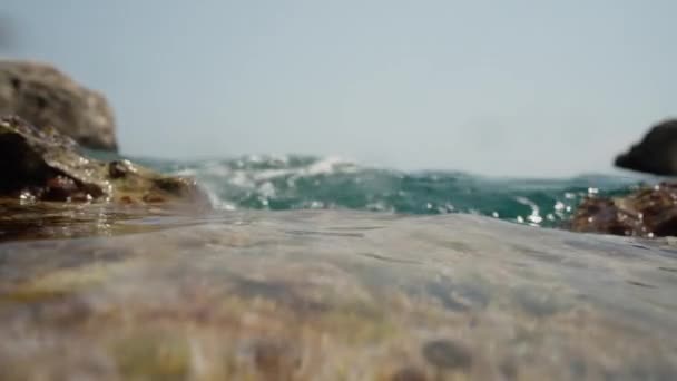 照相机以慢动作捕捉海浪撞击在清澈的大海边岩石上的情形 — 图库视频影像