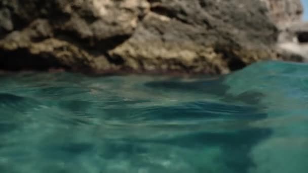 Kamera Kołysze Się Krawędzi Wody Turkusowych Falach Oceanicznych Tle Klifów — Wideo stockowe