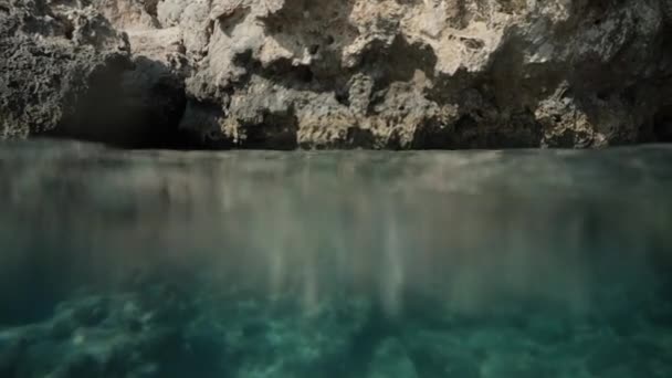 Kamera Krawędzi Wody Jednocześnie Rejestruje Dwie Perspektywy Podwodne Nad Wodą — Wideo stockowe