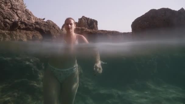 Eine Junge Frau Steht Transparenten Meerwasser Auf Den Felsen Während — Stockvideo