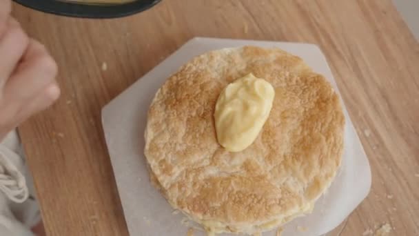 Chef Pastelería Esparce Una Cucharada Crema Blanca Sobre Las Capas — Vídeos de Stock