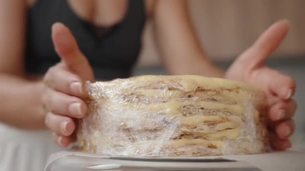 Kadın Napolyon Pasta Katmanlarını Naylona Sarar — Stok video