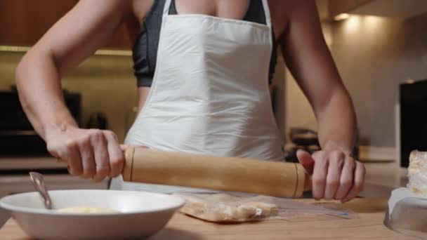 女人用木棍把几层松饼压在袋子里 再把松饼撒在拿破仑蛋糕上 — 图库视频影像