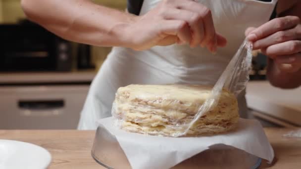 Chef Pastelería Retira Envoltura Plástico Base Del Pastel Napoleon — Vídeo de stock