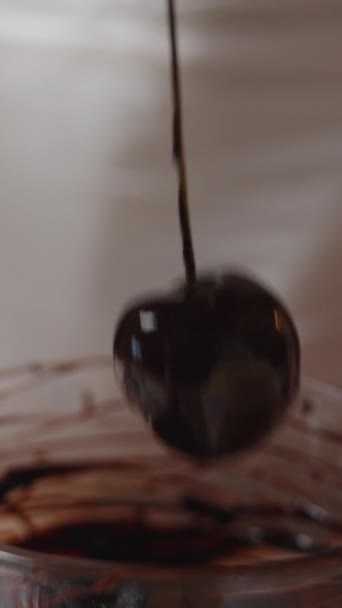垂直录像 女人从杯子里取出一个涂有巧克力的樱桃 和其他的樱桃放在一起 — 图库视频影像
