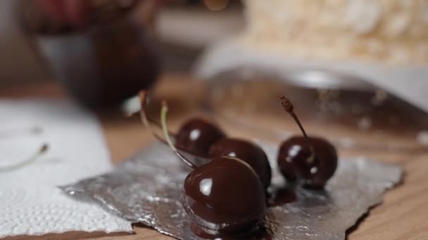 Donna Copre Ciliegia Bastoncino Con Cioccolato Fuso — Video Stock