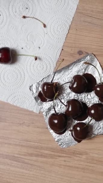 Függőleges Videó Tetején Napóleon Torta Csokoládéval Borított Cseresznye Dekoráció — Stock videók